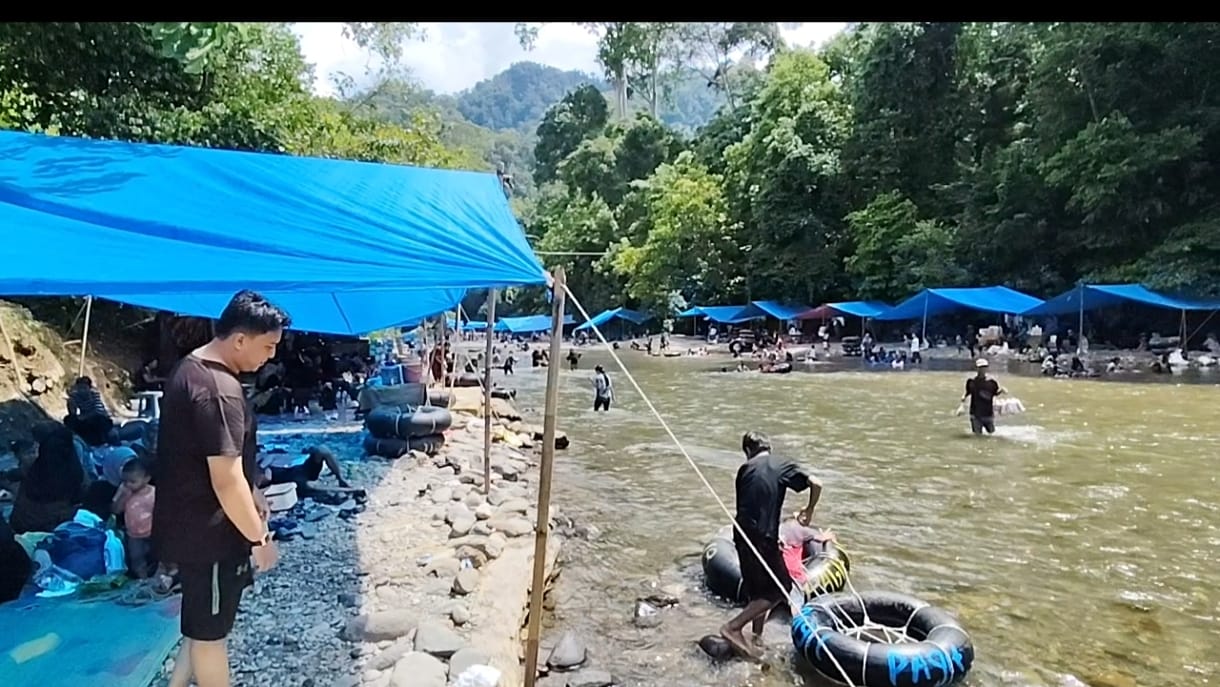 PADAT: Objek wisata Tangkahan di Kecamatan Batangserangan, Langkat dipadati wisatawan saat libur Iduladha 2025. (Dok: Istimewa/Sumut Pos)