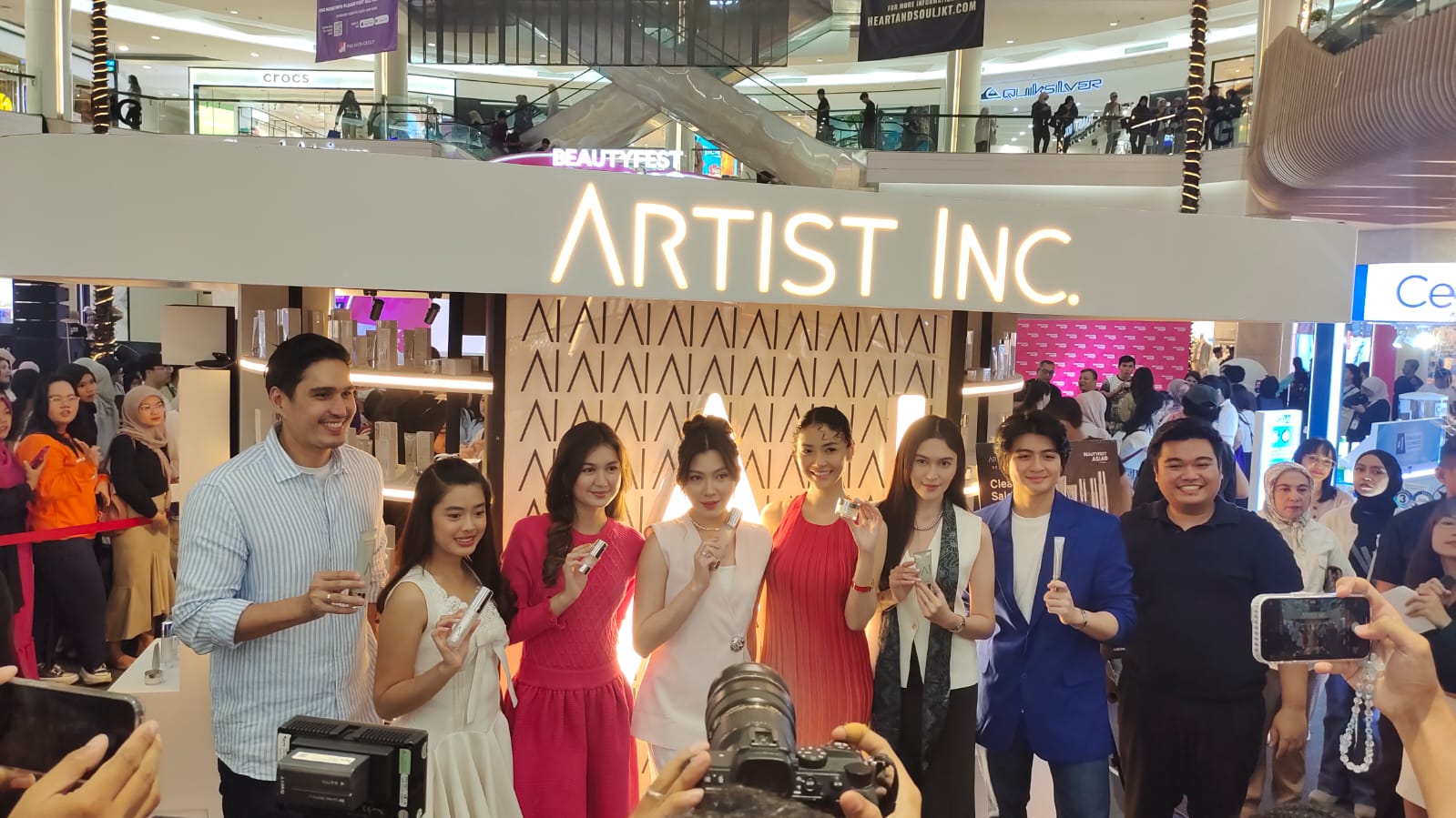 LUNCUR: Para artis yang menjadi berkolabirasi dengab Artist Inc saat peluncuran Rjuven-8 di Jakarta.