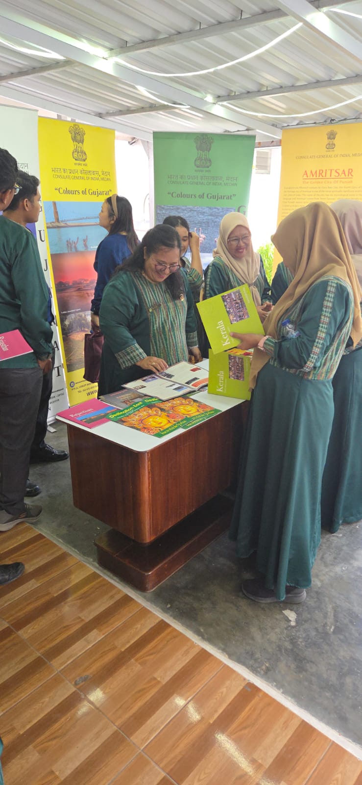 PROMOSI: Masyarakat antusia mengunjungi promosi wisata India yang digelar Konsulat India di Medan.  foto: ISTIMEWA/SUMUT POS
