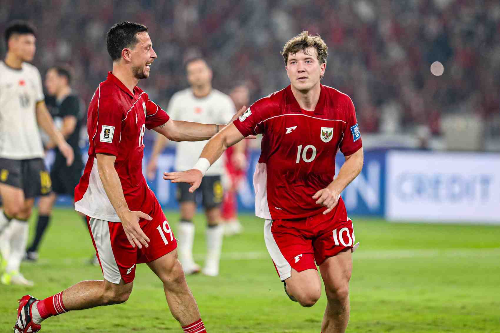 SELEBRASI: Pesepak bola Timnas Indonesia Ole Lennard Romenji melakukan selebrasi usai mencetak gol ke gawang Tiongkok. foto: Jawa Pos/Sumut Pos