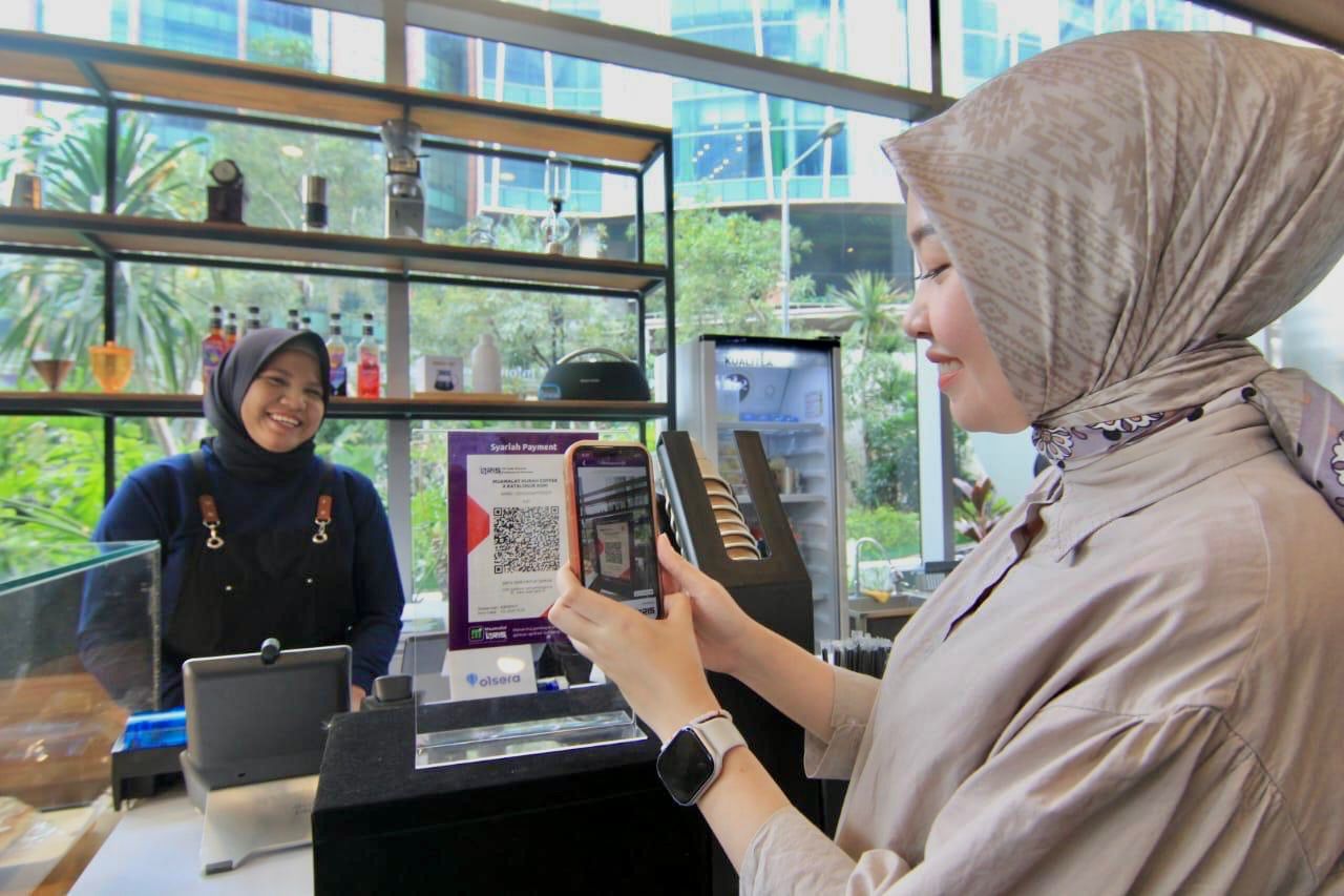QRIS: Nasabah Bank Mualamat saat menggunakan Muamalat DIN untuk bertransaksi. (Dok: Bank Muamalat)