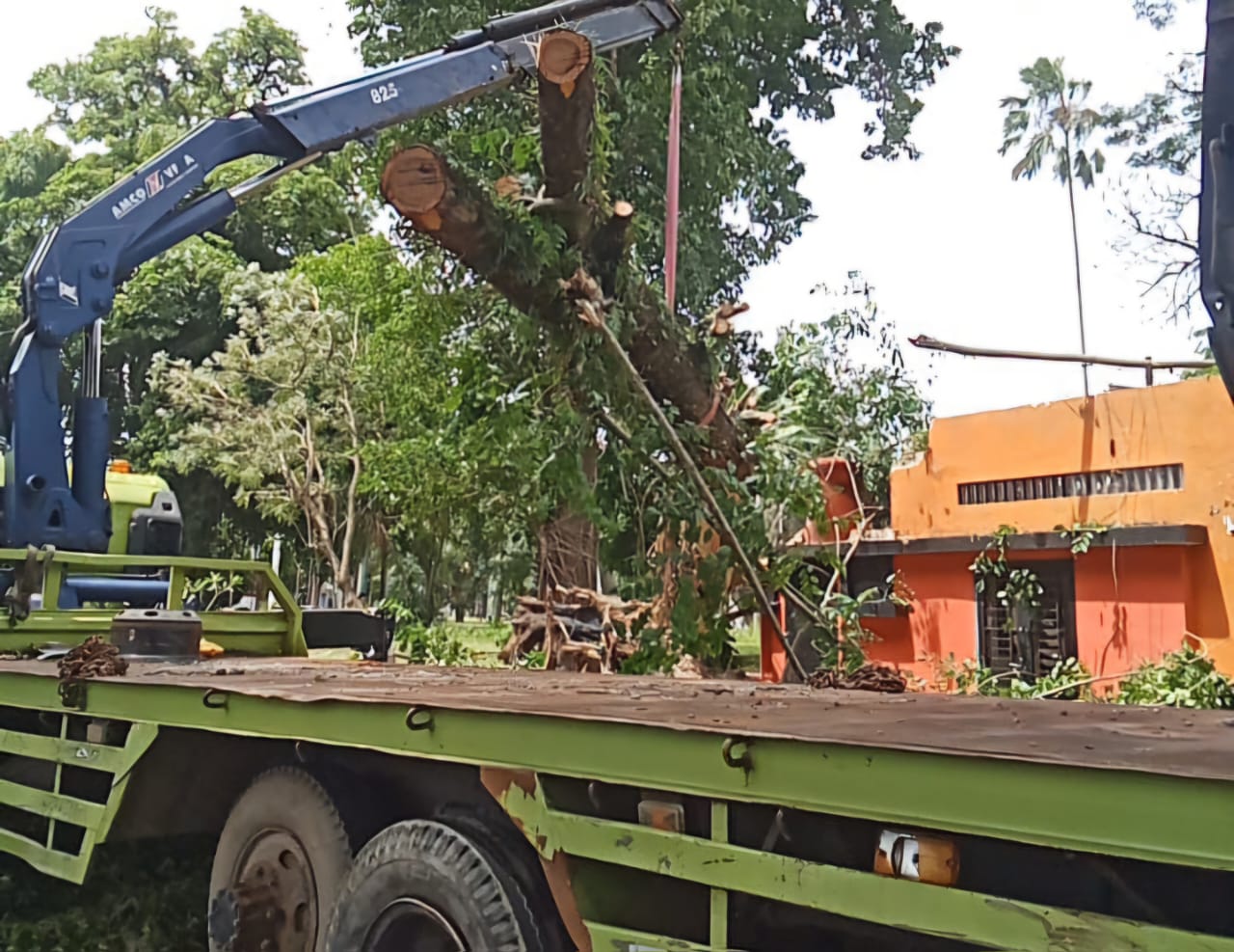 RUSAK: Mobil derek angkut pohon tumbang menimpa bangunan kantor pos di Jalan Sudirman.