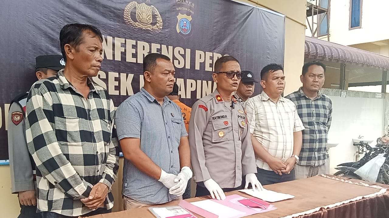 PAPARKAN: Kapolsek Kotapinang Kompol R G Hutagalung memaparkan pelaku penggelapan sepeda motor, Selasa (10/6). foto: KHAIRUDDIN/SUMUT POS