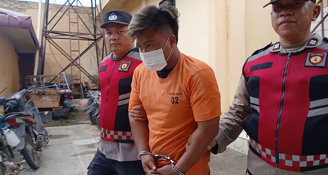 DIGIRING: Pelaku penggelapan sepeda motor digiring petugas ketahanan