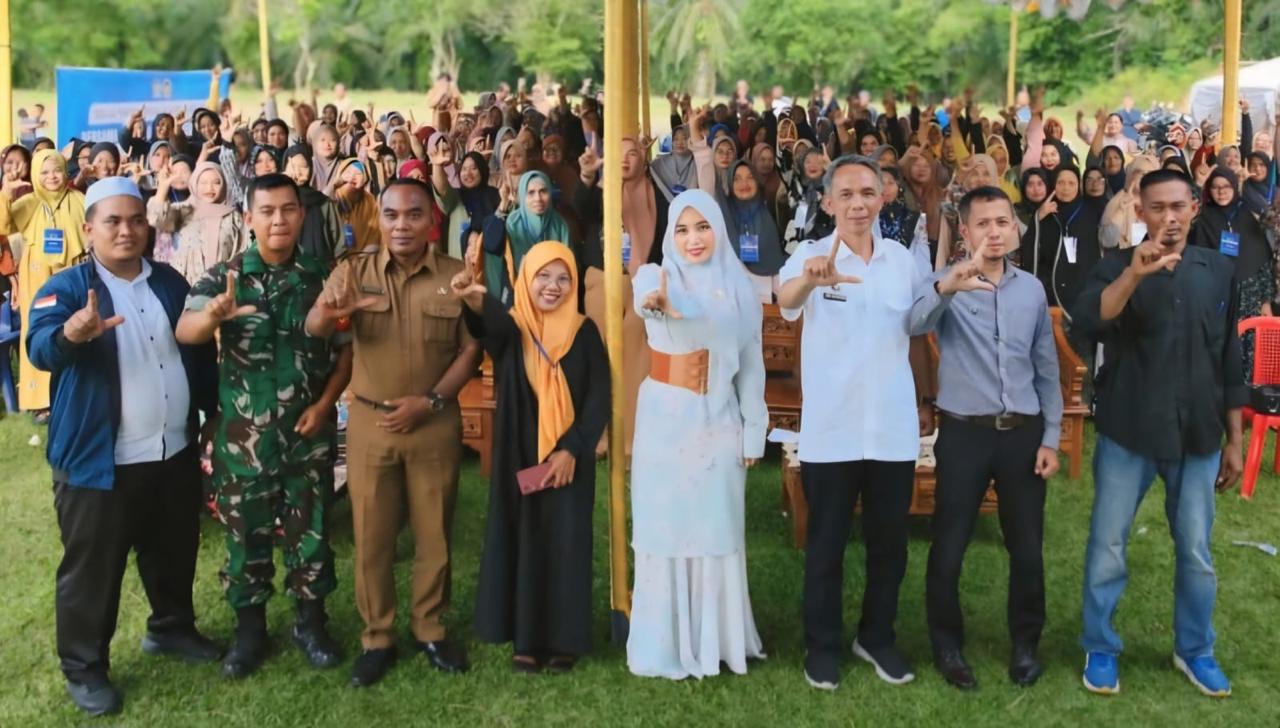 SOSIALISASI: Anggota Komisi IX DPR RI Delia Pratiwi Br Sitepu, Tenaga Ahli Badan Gizi Nasional Dedi Suprijadi dan tokoh masyarakat bersama warga saat melakukan sosialisasi program Makan Bergizi Gratis