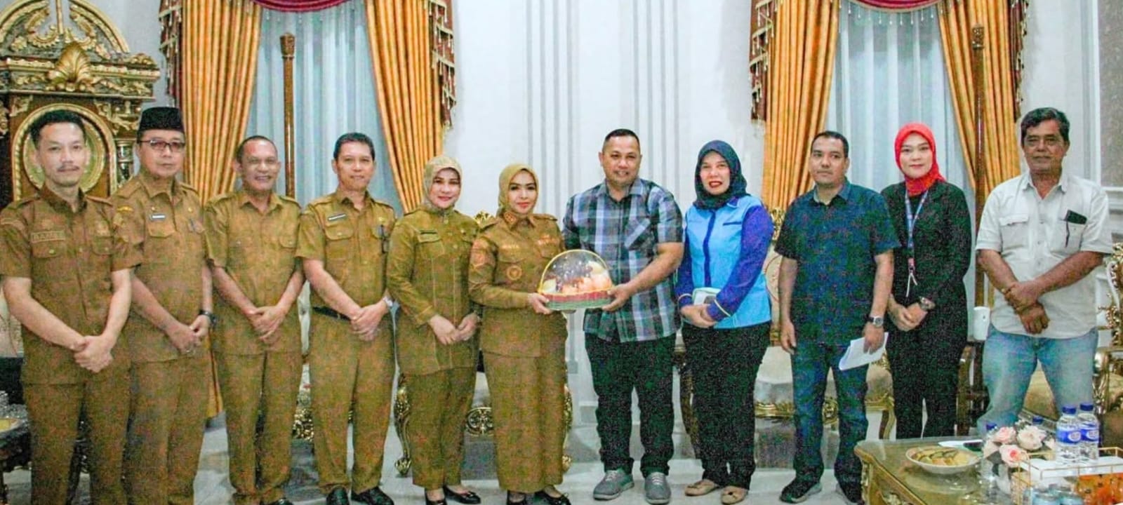 MANAJEMEN: Pertemuan Bupati Labuhanbatu dengan pihak manajemen sejumlah perusahaan. (FAJAR/SUMUT POS)