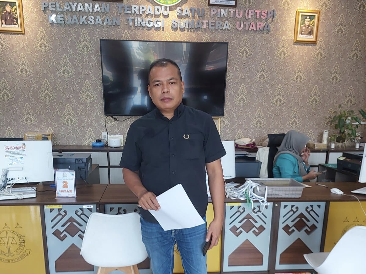 Istimewa/Sumut Pos DUMAS: Direktur LSPI, Syahrial Sulung saat membuat dumas di Kejati Sumut, Jalan AH Nasution, Medan.
