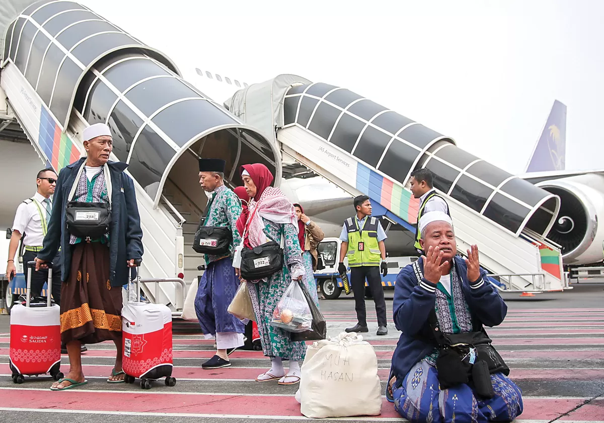 SYUKUR: Jamaah haji tiba di tanah air setelah menunaikan rukun islam kelima. (Dok: jawapos)