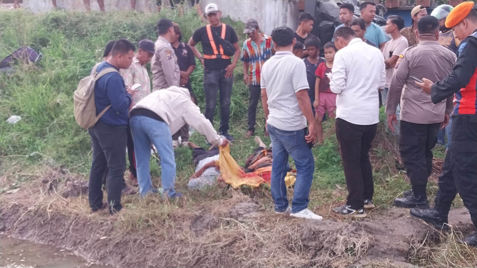 EVAKUASI: Petugas kepolisian dan warga mengevakuasi kedua korban pengendara mobil xenia yang tewas usai ditabrak kereta api, Rabu (11/6).