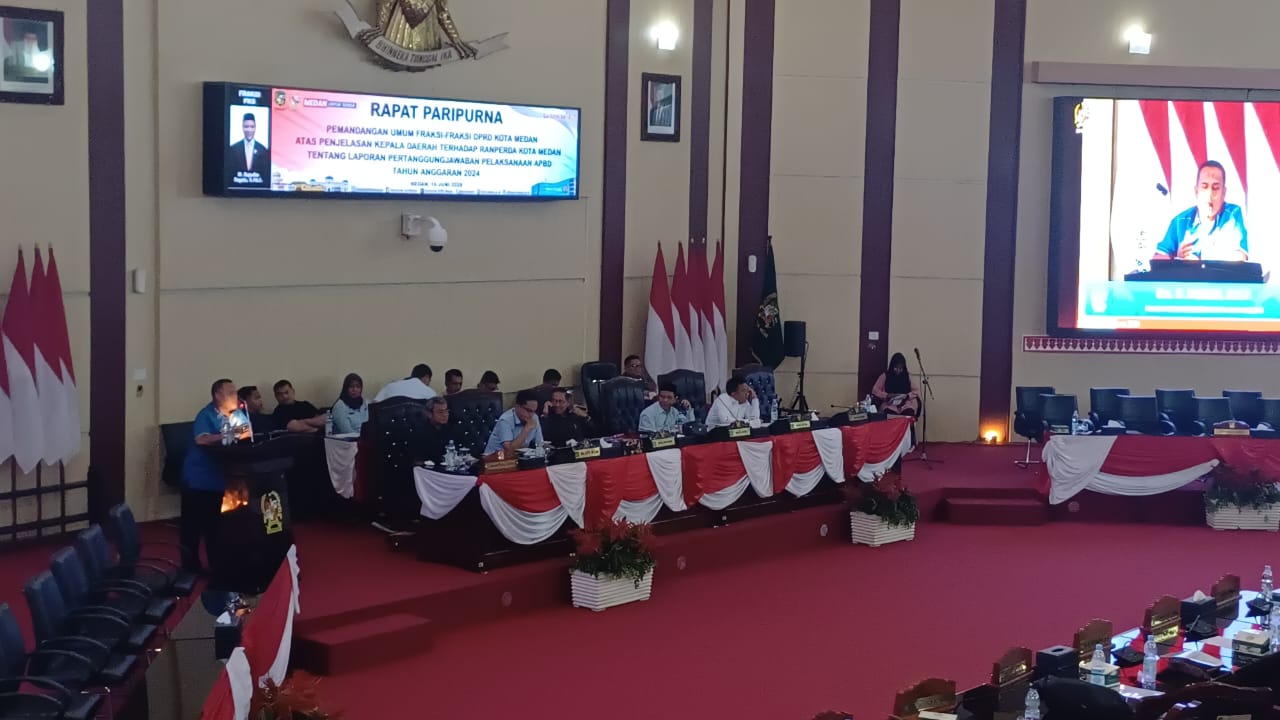 PARIPURNA: Sekretaris Fraksi Partai Demokrat, Dr. Muslim Harahap ketika membacakan Pemandangan Umum Fraksi Partai Demokrat di sidang Paripurna. Foto Markus Pasaribu/Sumut Pos