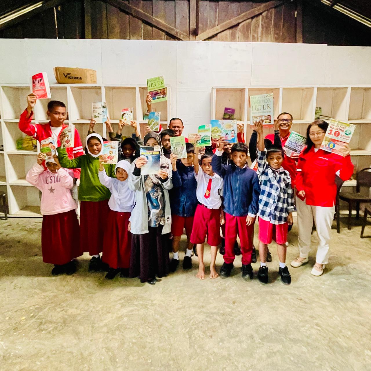TAMAN BACA: Anak Sekolah Dasar Negeri Longkotan, Desa Longkotan, Kecamatan Silima Pungga-Pungga, diabadikan bersama Manager Eksternal PT DPM, Liang Shuang (kanan). istimewa/ Sumut Pos.