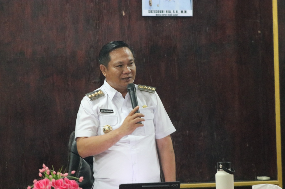SAMBUTAN: Bupati Nias Barat, Eliyunus Waruwu, S.Pt., M.Si saat memberikan sambutan pada gelaran FGD Pemkab Nias Barat, Rabu (11/6). FOTO: OLOHETA/SUMUT POS