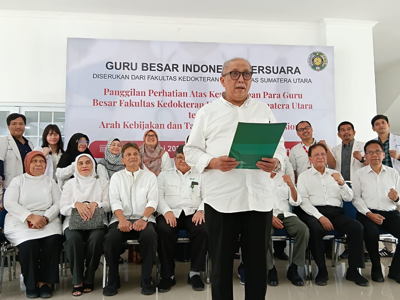 BACAKAN: Prof Dr Guslihan Dasa Tjipta, SpA(K) membacakan surat resmi yang berjudul &ldquo;Panggilan Perhatian atas Keprihatinan Forum Guru Besar Kedokteran Indonesia  Arah Kebijakan  dan Tata Kelola Kesehat