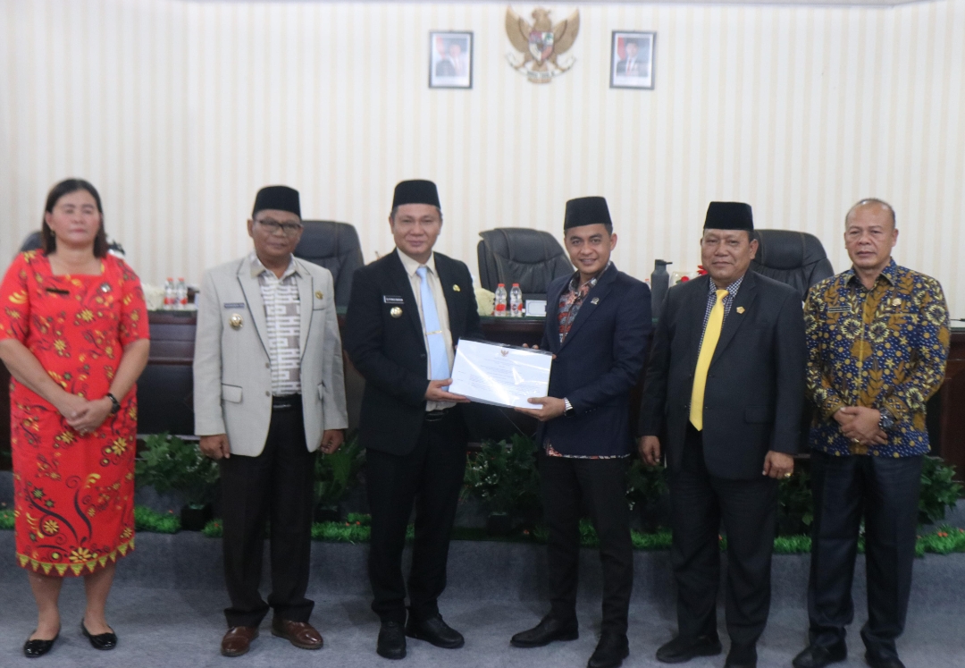 SERAHKAN: Bupati Nias Barat, Eliyunus Waruwu serahkan nota pengantar P-APBD Tahun Anggaran 2024  kepada Ketua DPRD  Kevin K. P. Wawuwu, padasidang paripurna, Kamis (12/6). foto: Oloheta/Sumut Pos