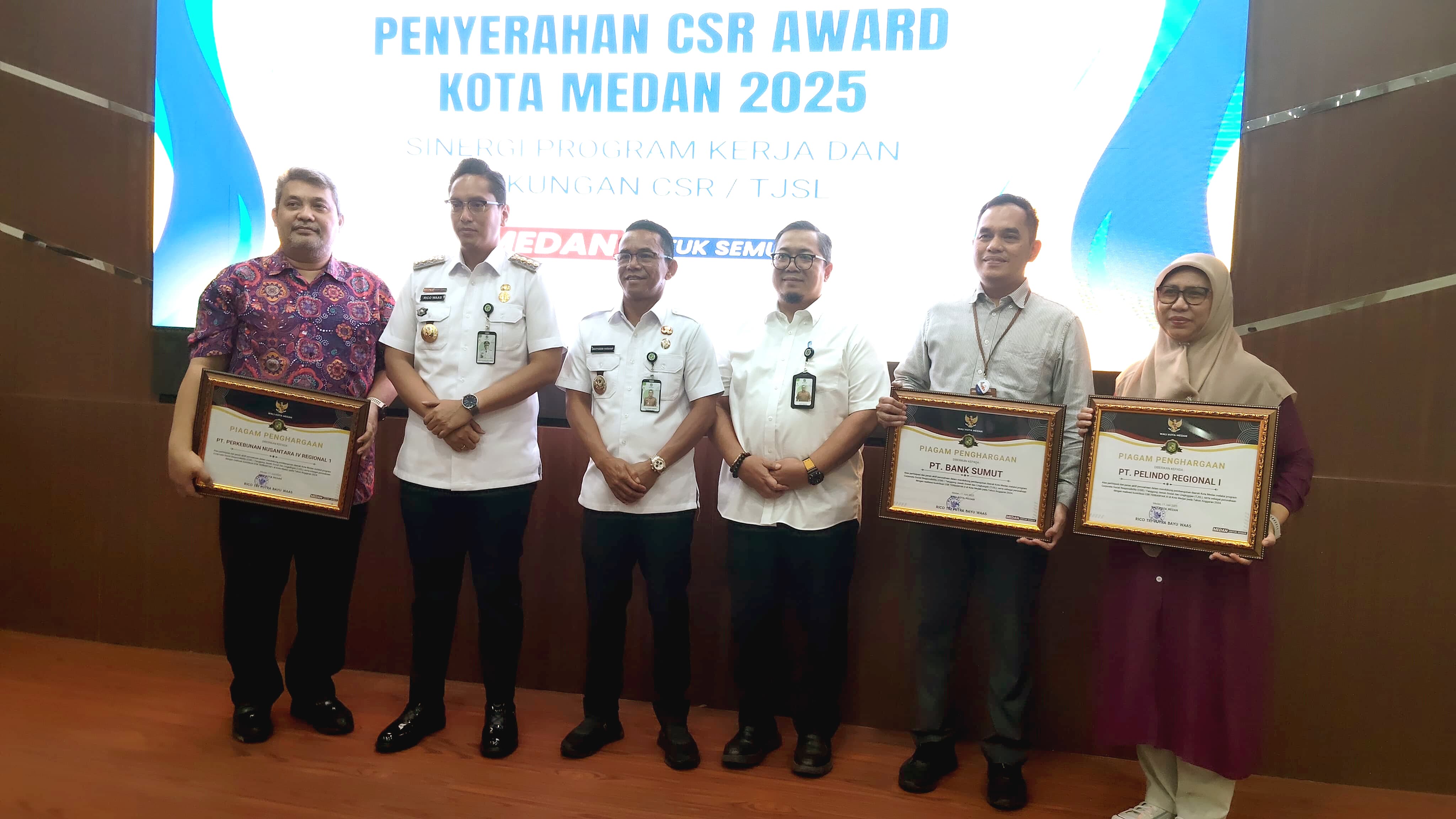 DIABADIKAN: Wali Kota Medan, Rico Tri Putra Bayu Waas diabadikan bersama  perwakilan manajemen PTPN IV Regional I di sela-sela  Coffee Morning dan Diskusi Sinergi Program Kerja dan Dukungan CSR.