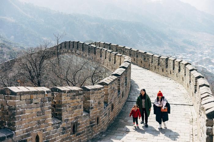 TEMBOK: Wisatawan saat berjalan di tembok China yang terkenal.
