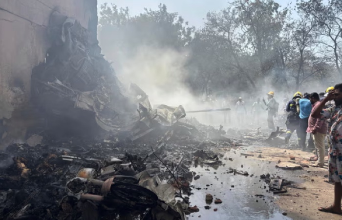 PADAM: Petugas pemadam kebakaran saat memadamkan api di pesawat Air India yang jatuh di Ahmeabad, India. Kamis (12/6/2025).