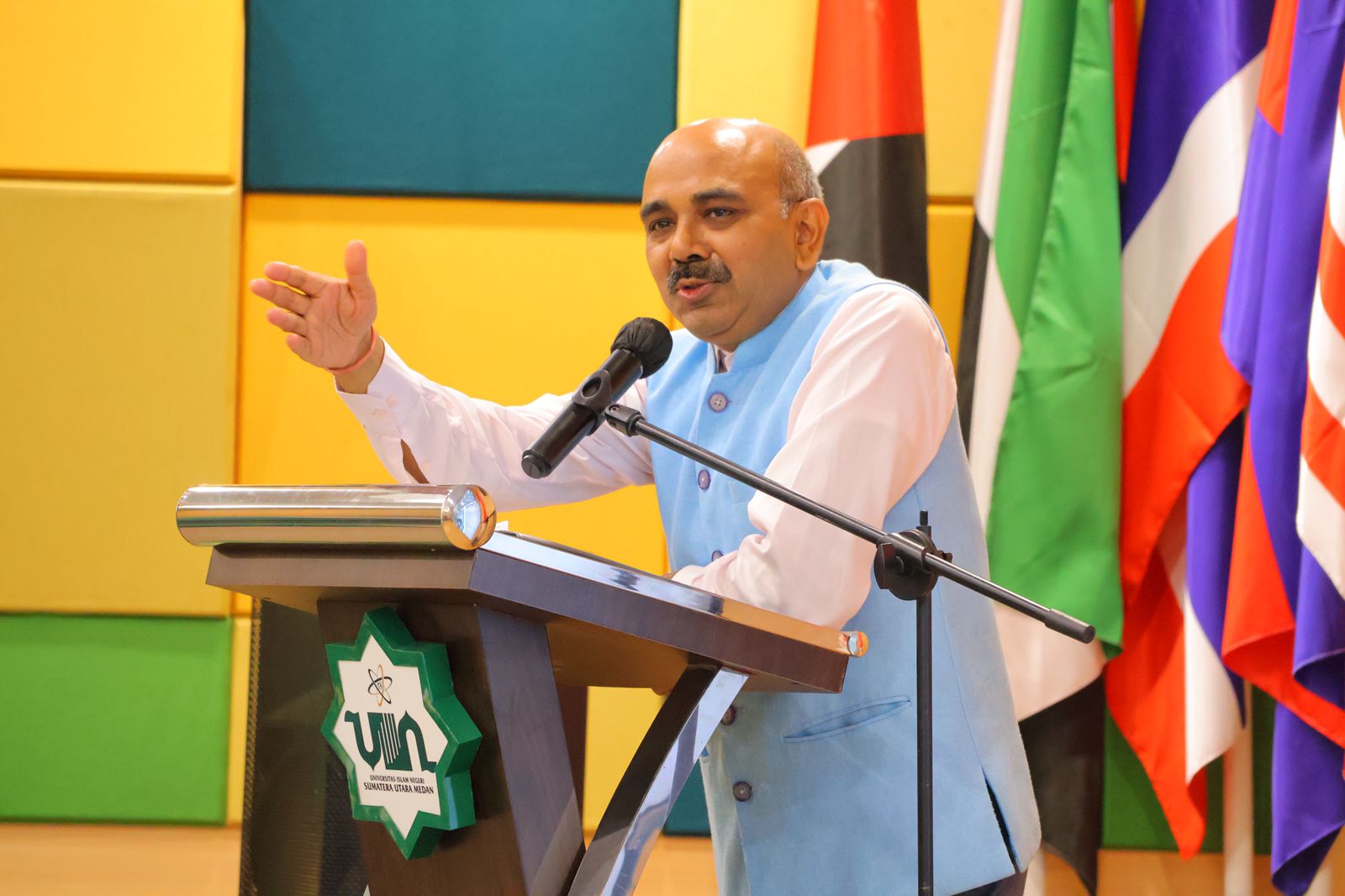 KULIAH UMUM: Konsul Jenderal India di Medan, Ravi Shanker Goel memberikan kuliah umum di UIN Sumut, Kamis (12/6). ISTIMEWA/SUMUT POS