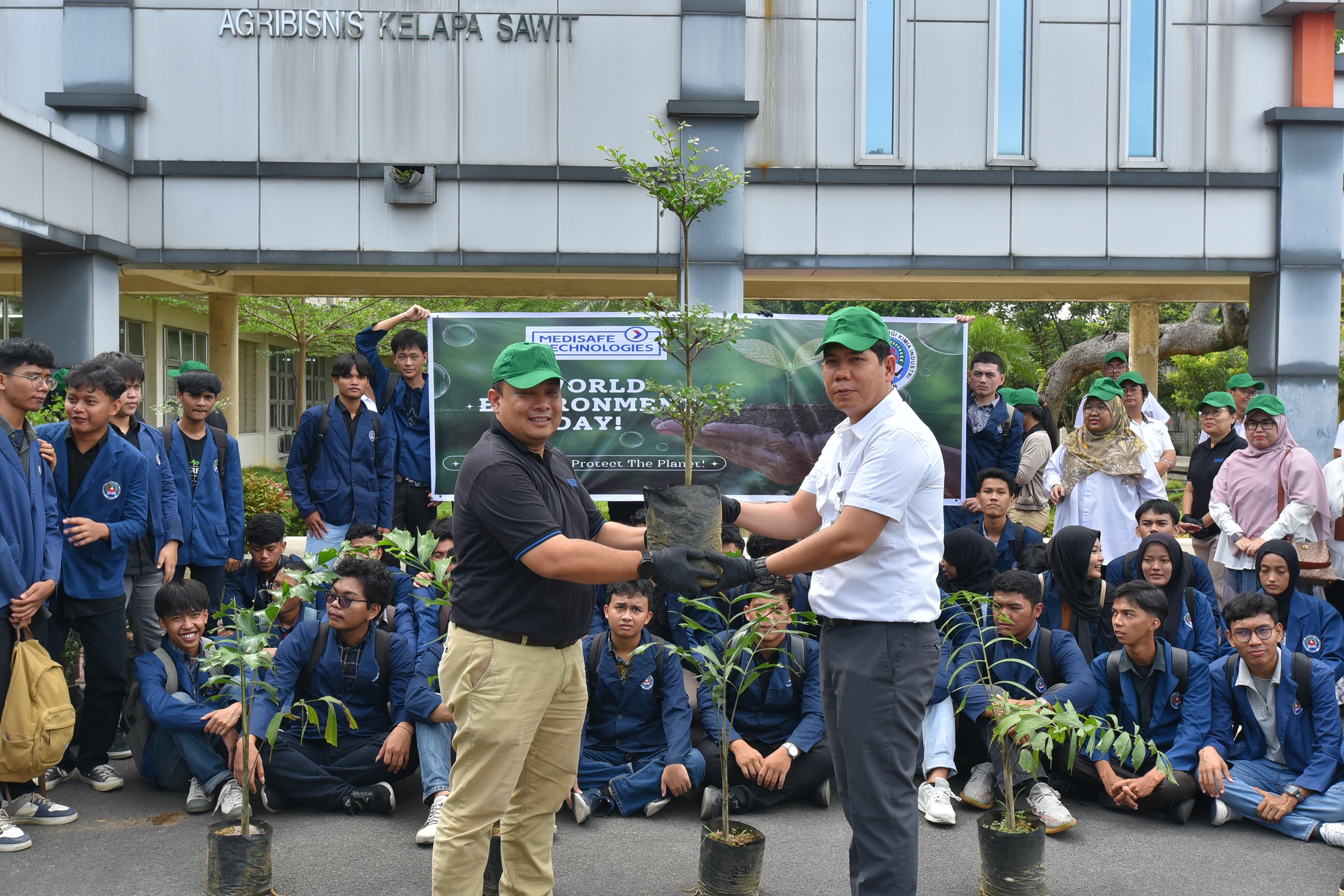 TANAM POHON: PTKI Medan berkolaorasi bersama PT Medisafe Technologies melaksanakan kegiatan penanaman pohon, Kamis (12/6/2025). foto: ISTIMEWA/SUMUT POS