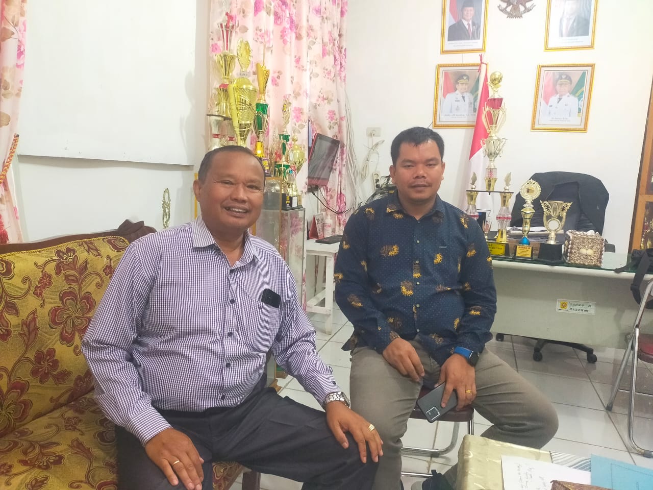 Kepala SMAN 1 Sidikalang, Silas Sahat Sihombing dan Ketua Operator Validator, dan Verikator panitia PPDB SMAN 1 Sidikalang, Ferdinan Sitanggang memberikan keterangan RUDY SITANGGANG/SUMUT POS.