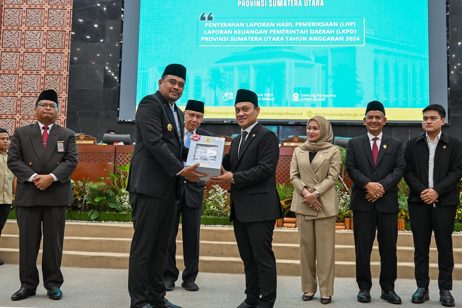 TERIMA: Gubernur Sumatera Utara, Muhammad Bobby Nasution menerima Laporan Hasil Pemeriksaan (LHP) LKPD Provinsi Sumut 2024, dengan predikat Opini WTP dari BPK RI, Kamis (12/6/2025). ISTIMEWA/SUMUT POS