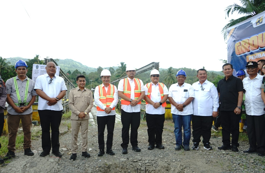 BERSAMA: Gubsu Bobby Nasution, bersama Bupati Nias Barat, Eliyunus Waruwu, melakukan peletakan batu pertama pembangunan Jembatan Sungai Noyo di Desa Tuwuna, Kecamatan Mandrehe, pada Jumat (13/6/2025).