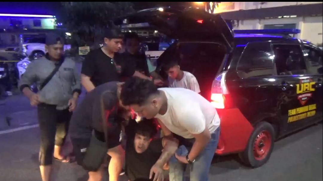 TEMBAK: Polisi bawa residivis curanmor ke RS Bhayangkara usai ditembak kedua kakinya saat tangkap. (Ist)