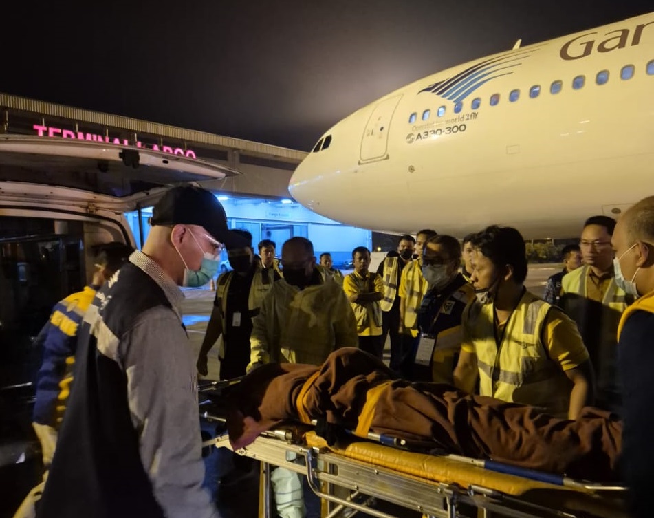 EVAKUASI: Petugas Haji melakukan evakuasi jemaah haji yang meninggal saat tiba di Bandara KNIA. FOTO: ISTIMEWA/SUMUT POS