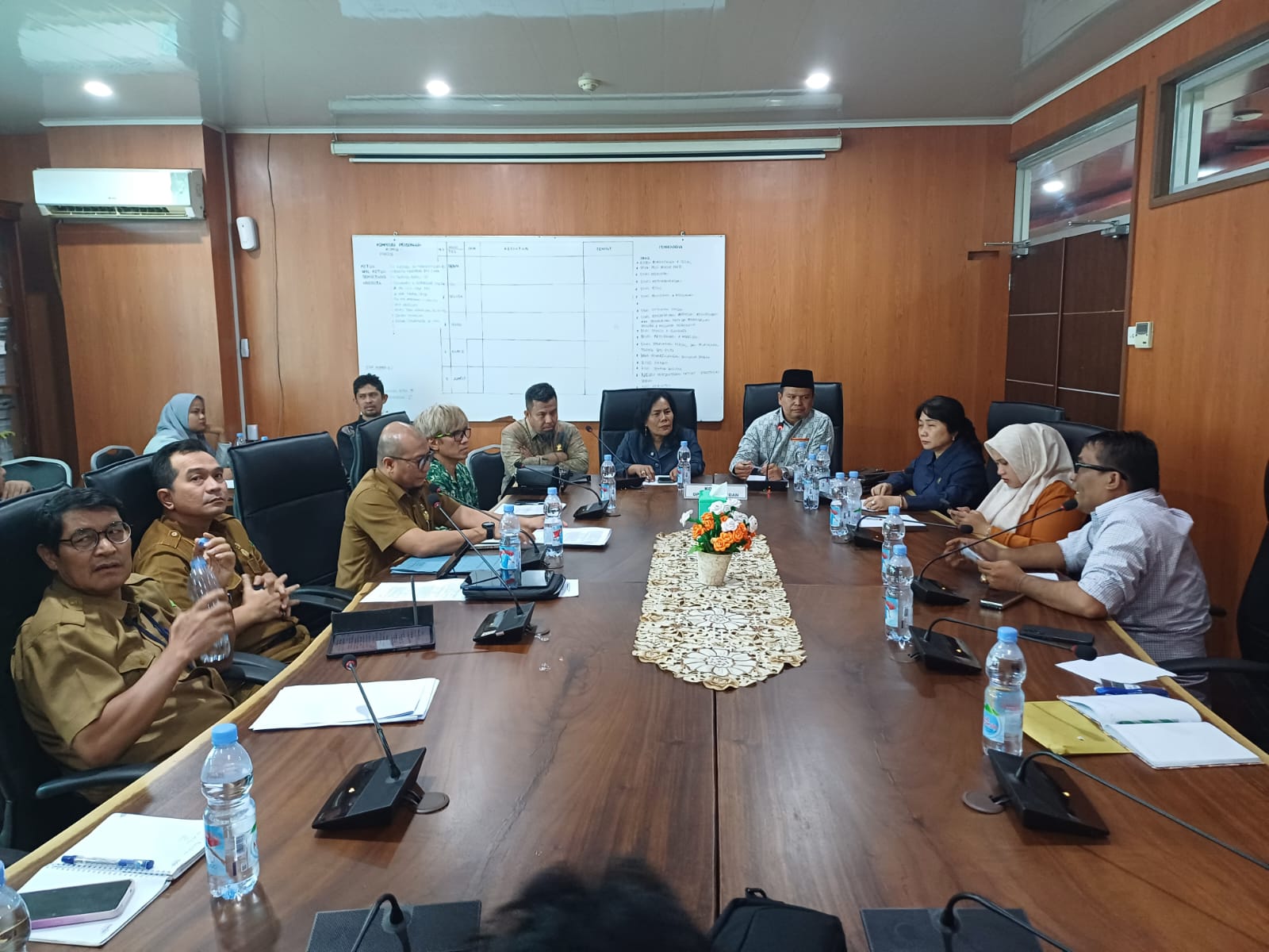 Komisi II DPRD Medan menggelar RDP terkait permasalahan parkir di RSUD Pirngadi Medan, Senin (16/6/2025).((Markus Pasaribu/Sumut Pos))
