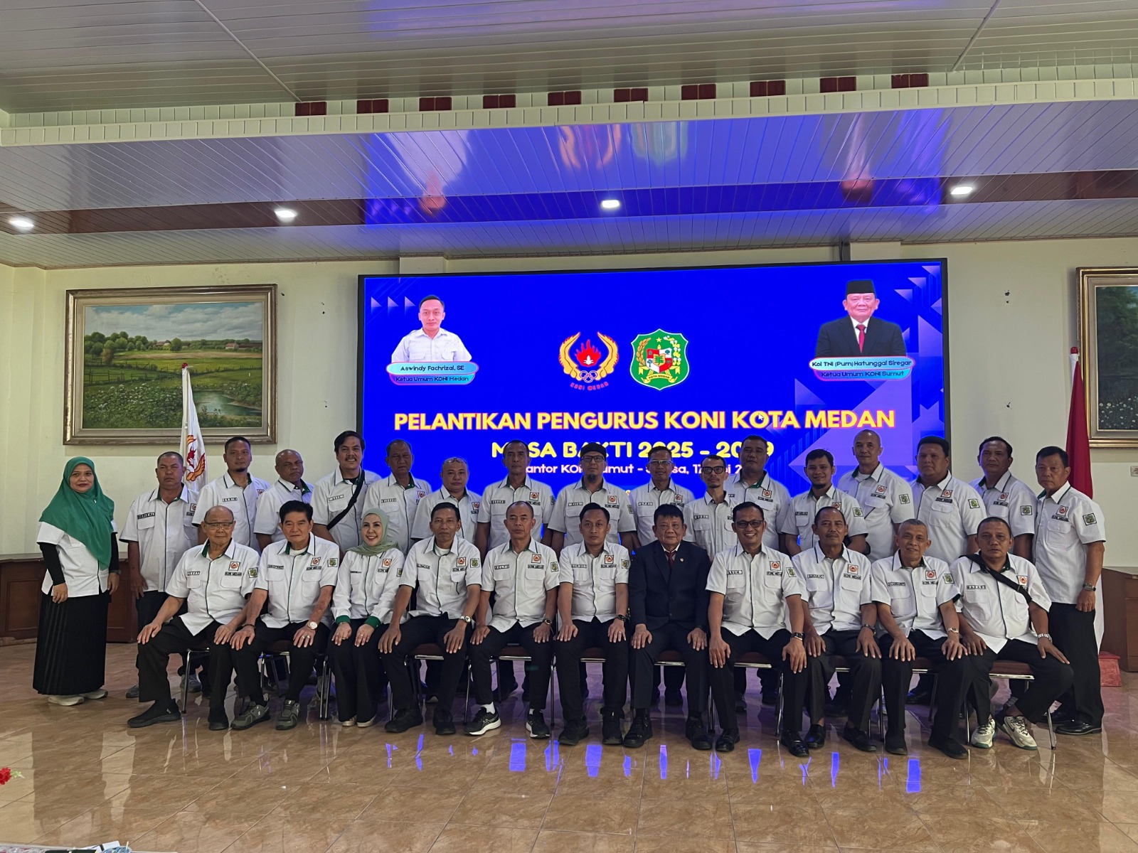 Ketua Umum KONI Sumut Kolonel TNI (Purn) Hatunggal Siregar didampingi pengurus lainnya bersama Pengurus KONI Kota Medan periode 2025-2029 yang dilantik di Kantor KONI Sumut, Selasa (17/6). (Dok KONI)
