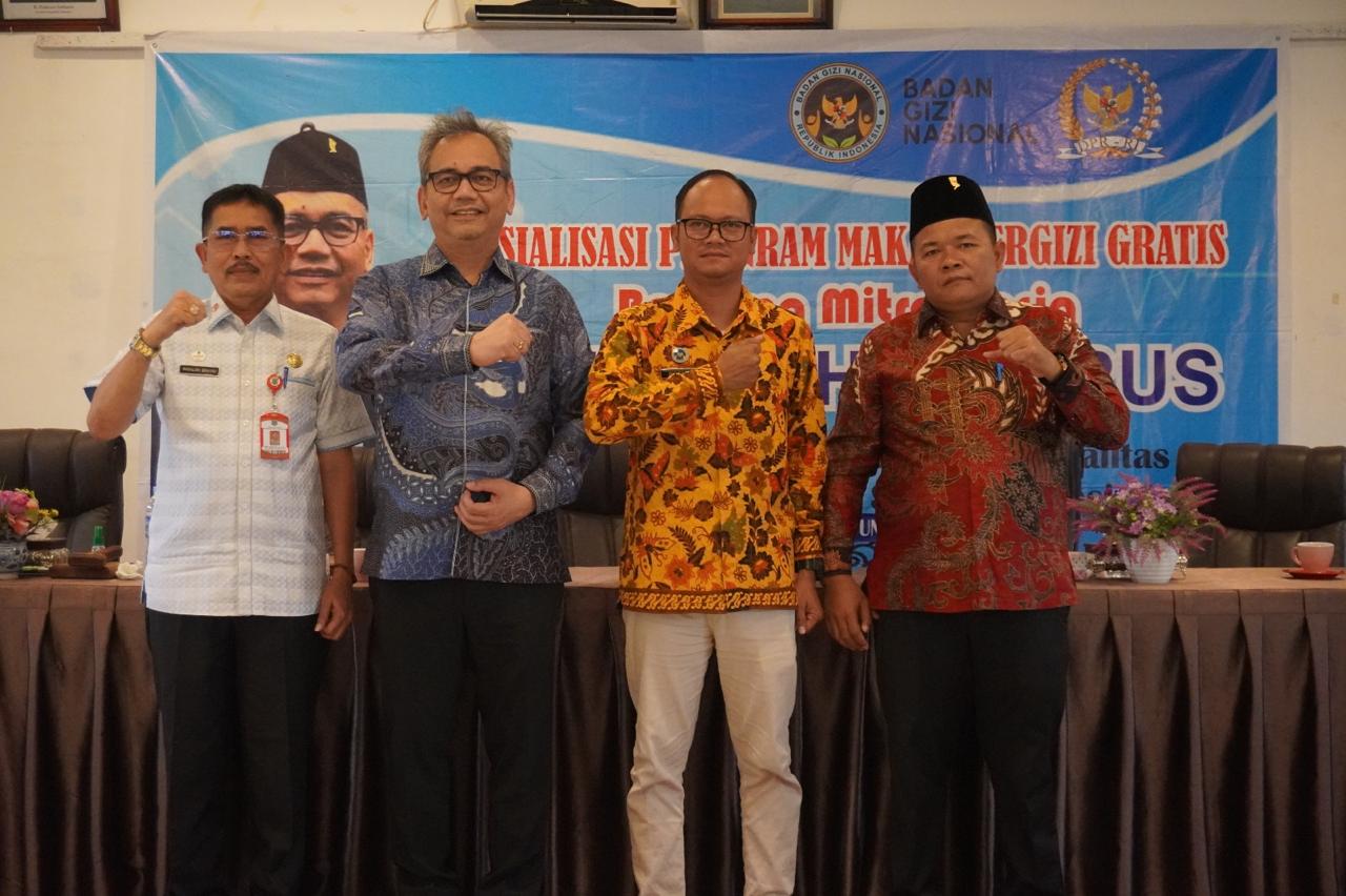 SOSIALISASI: Anggota Komisi IX DPR RI Sihar PH Sitorus, Tenaga Ahli Direktorat Promosi dan Edukasi BGN Ade Tias Maulana, serta Anggota DPRD Kabupaten Tapanuli Selatan Karisos Limbong.