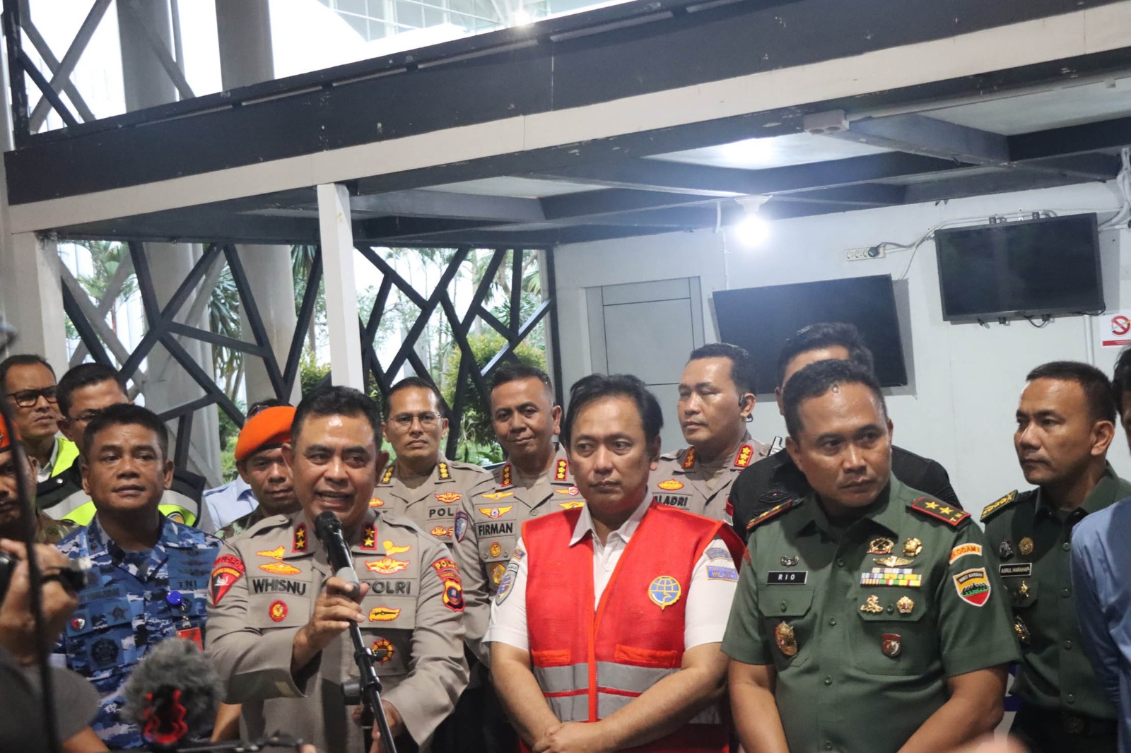Kapoldasu, Irjen Pol Whisnu Hermawan Februanto, Kepala Kantor Otoritas Bandar Udara Wilayah II Kualanamu, Asri Santosa memberikan keterangan pers terkait teror bom di saudi airlines.