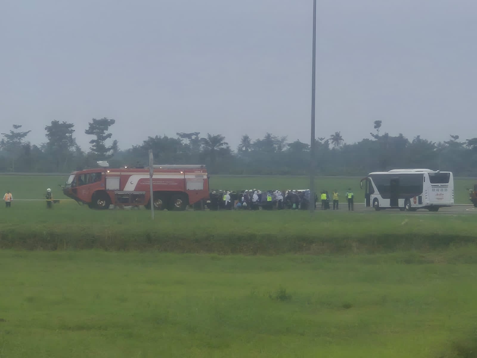 EVAKUASI: Petugas melakukan evakuasi terhadap penumpang Saudi Airlines.