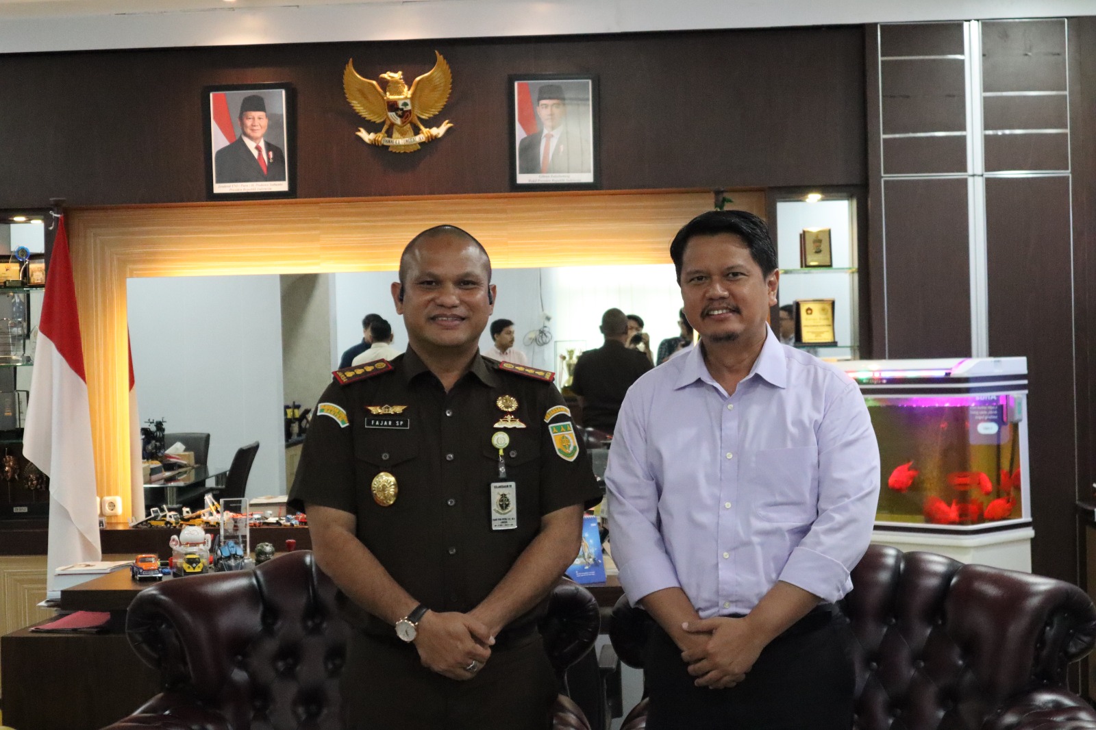 FOTO BERSAMA: Prof Ridha Dharmajaya foto bersama dengan Kajari Medan,  Fajar Syah Putra.(ISTIMEWA/SUMUT POS)