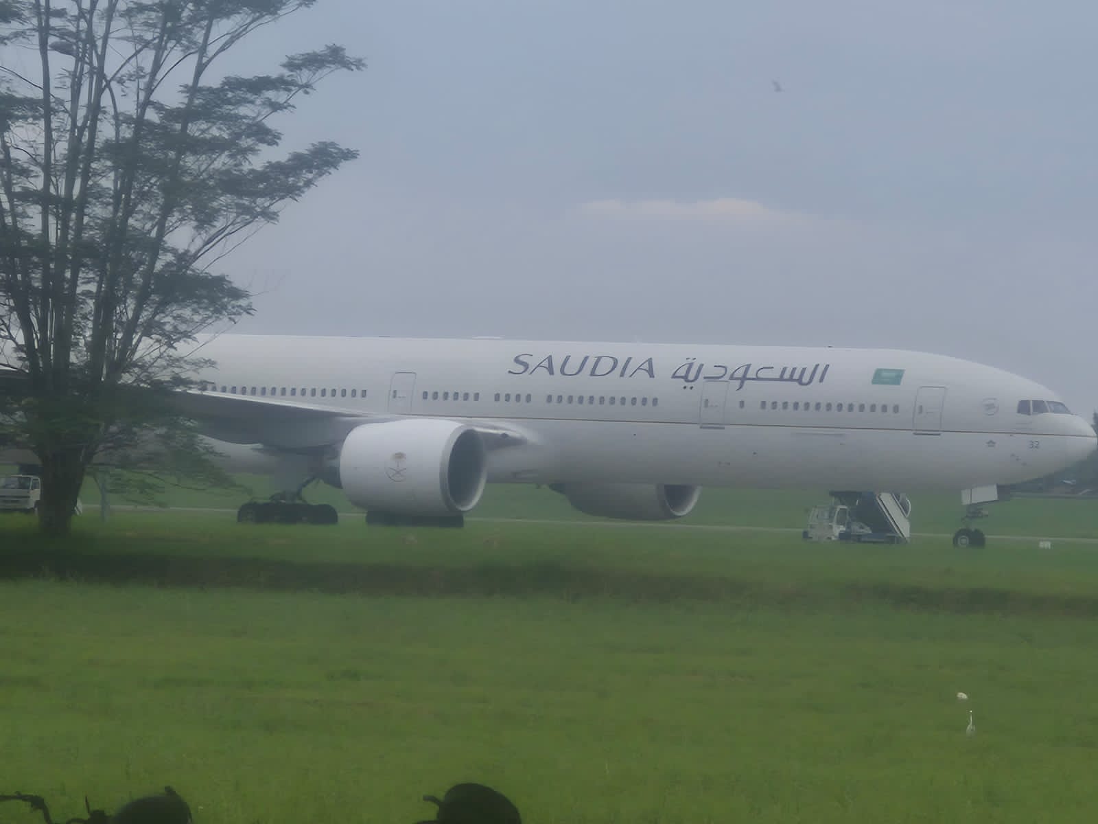DARURAT: Pesawat penumpang Saudi Airlines mendarat  darurat di bandara KNIA. foto: ISTIMEWA/SUMUT POS
