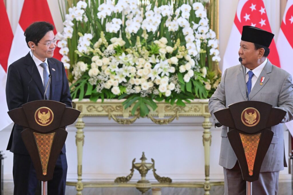 KESEPAKATAN: Presiden Prabowo Subianto dengan Perdana Menteri Singapura Lawrence Wong tandatangani 19 kesepakatan strategis. foto: Seskab.go.id