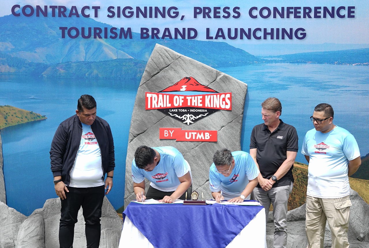 Penandatangan penyelenggaraan Trail of The Kings antara Pemprov Sumut dan UTMB di halaman Rumah Dinas Gubernur Sumut.