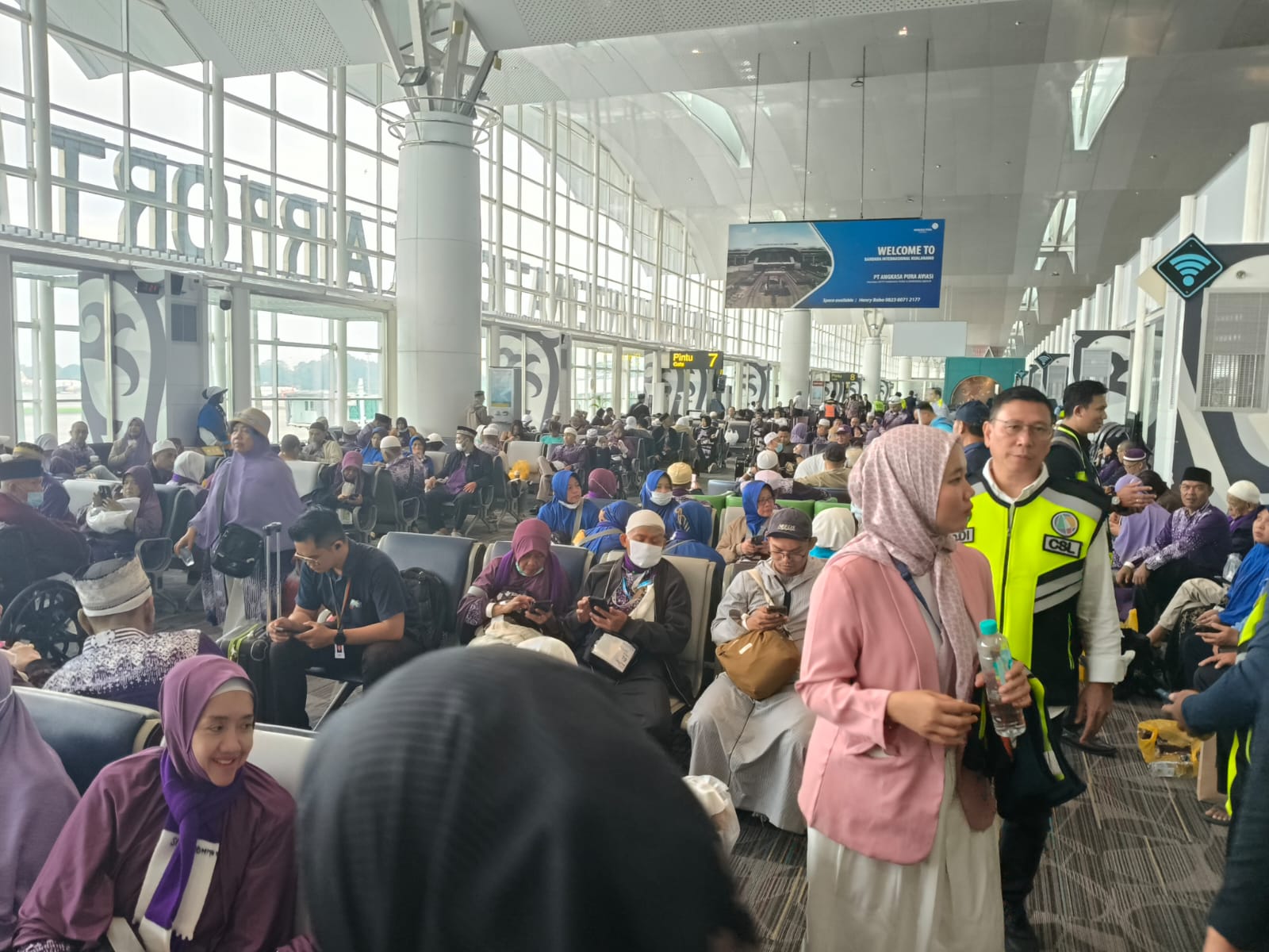 BERANGKAT: Suasana menjelang keberangkatan jemaah haji yang merupakan penumpang Pesawat Saudi Air No Flight SV5276. Sumut Pos/Dokumen Pribadi