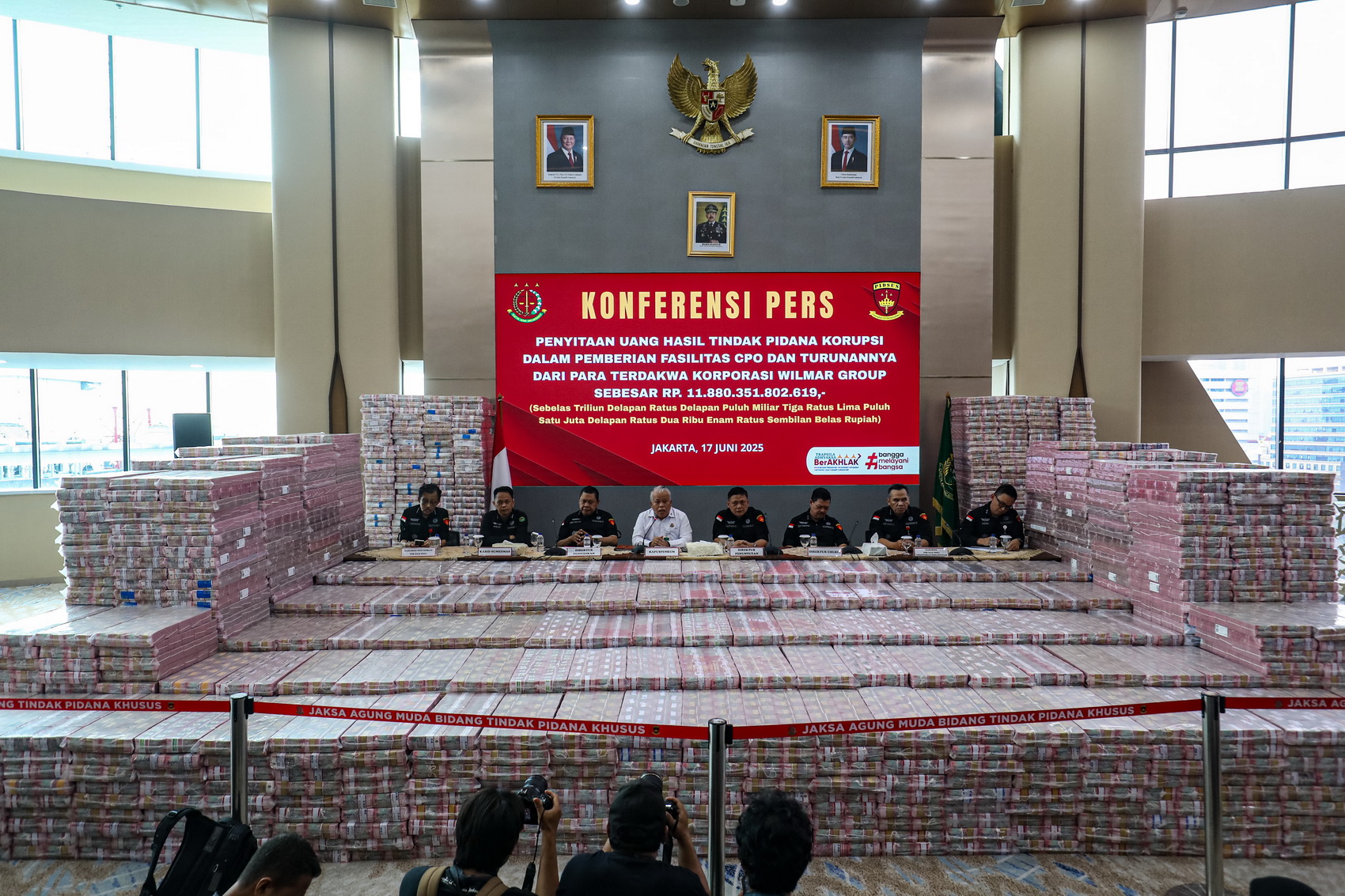 Direktur Penyidikan Jampidsus Abdul Qohar didampingi Direktur Penuntutan Kejaksaan Agung Sutikno (keempat kanan) dan Kepala Pusat penerangan Hukum (Kapuspenkum) Harli Siregar (keempat kiri) menyampaikan keterangan saat konferensi pers kasus korupsi ekspor