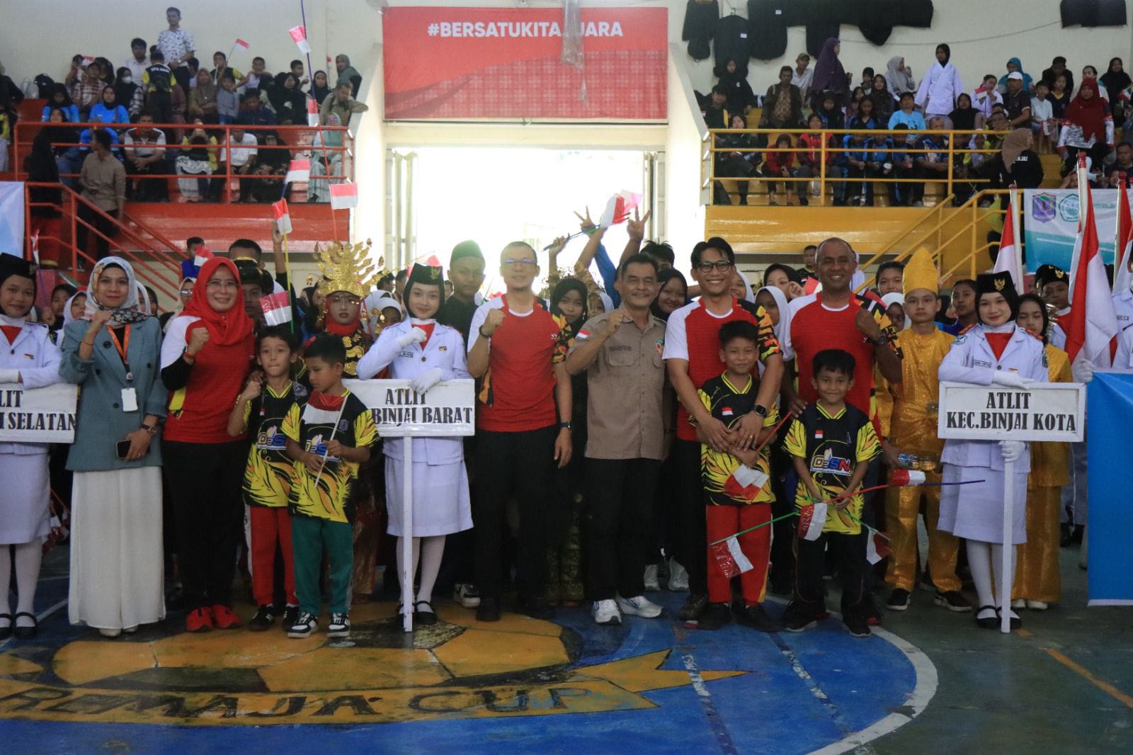 BERSAMA: Wawako Binjai, Hasanul Jihadi foto bersama dengan peserta O2SN di Gedung Olahraga.Diskominfo Binjai/Sumut Pos