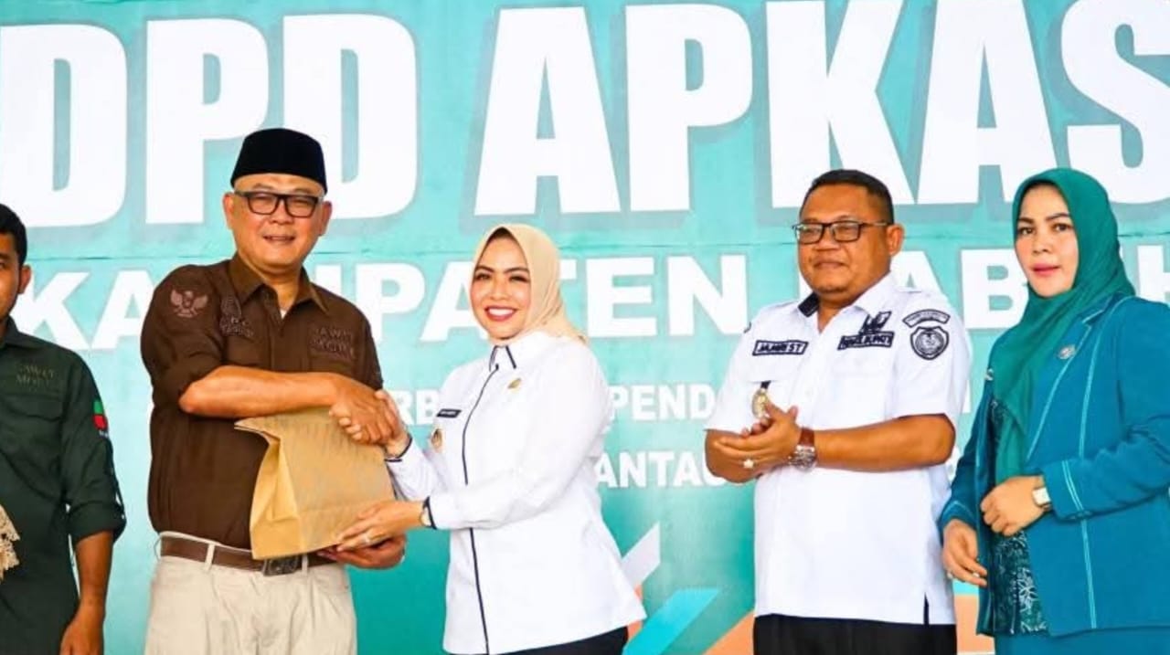 HADIRI: Bupati dan Wabup menghadiri Pelantikan DPD Asosiasi Petani Kelapa Sawit Indonesia (APKASINDO) Kabupaten Labuhanbatu (FAJAR/SUMUT POS)
