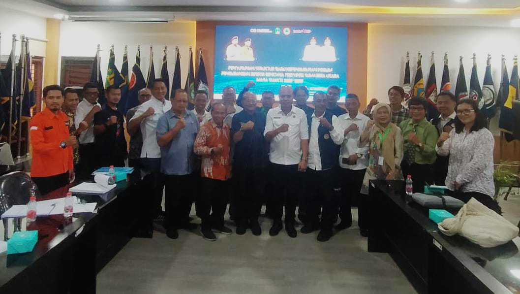 FPRB SUMUT: Prof Dr H Bahdin Nur Tanjung MM bersama peserta rapat pemilihan pengurus baru di kantor BPBD Sumut. (ISTIMEWA/SUMUT POS)