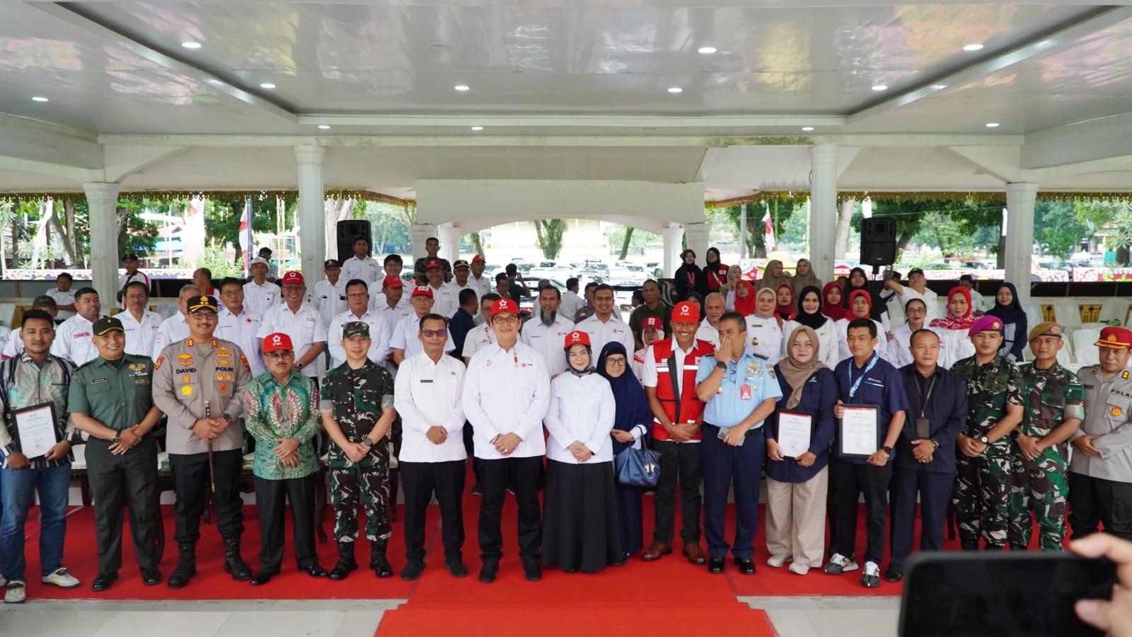 FOTO BERSAMA: Wabup Langkat, Tiorita br Surbakti usai membuka Jumbara PMR ke-V tingkat provinsi di Alun-alun Tengku Amir Hamzah, Stabat. Diskominfo Langkat/Sumut Pos