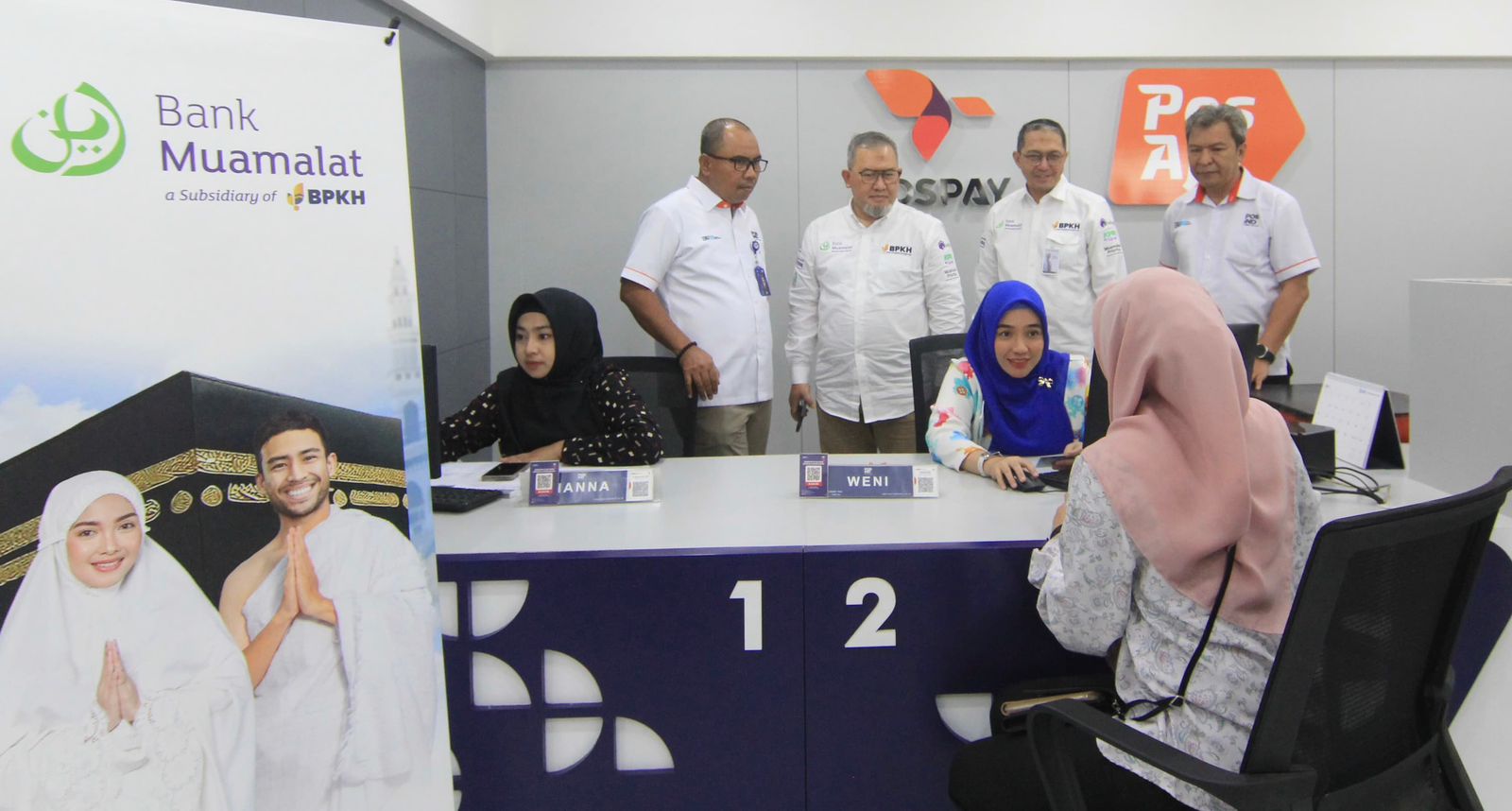 LUNCUR: Direktur Utama Bank Muamalat Imam Teguh Saptono (kedua kiri) bersama Direktur Jasa Keuangan PosIND Haris (kiri), menyaksikan nasabah membuka Rekening Tabungan Jamaah Haji (RTJH).