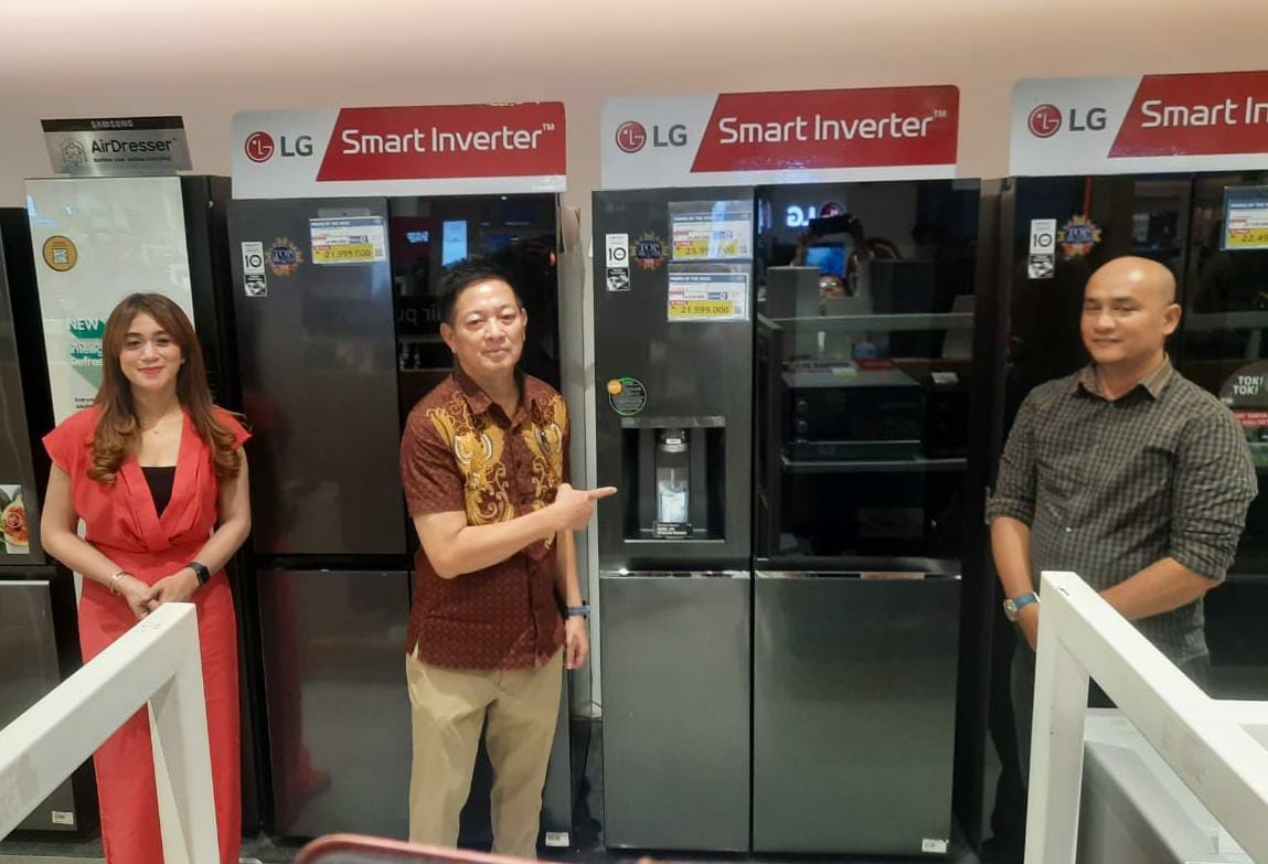 BERSAMA: Branch Manager Medan Area for LG Electronics Indonesia, Tito dan Store Manager Electronic City Centre Point, Dedi Sitompul berfoto bersama di depan produk premium LG.