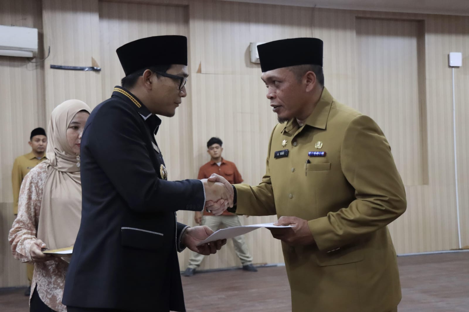 Diskominfo Binjai/Sumut Pos SERAHKAN: Wawako Binjai, Hasanul Jihadi menyerahkan SK kepada Ahmad Yani usai dilantik sebagai Kabid Pengelolaan DLH Binjai.