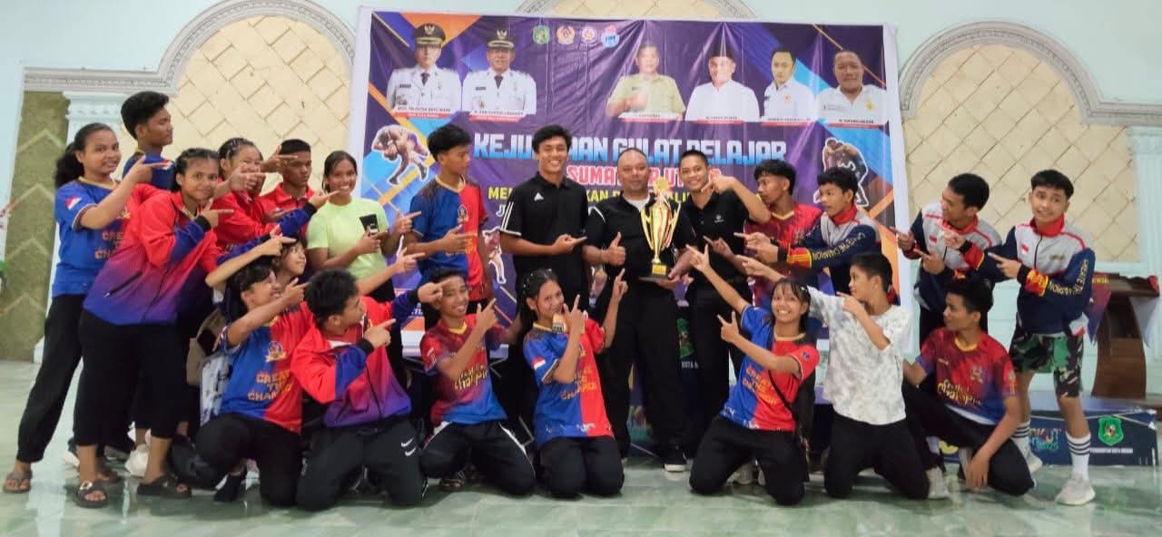 BERSAMA: Ketua Pengkot PGSI Kota Tebingtinggi Hisar Sibarani bersama para atlet gulat yang berprestasi meraih medali Piala Wali Kota Medan. foto: SOPIAN/SUMUT POS
