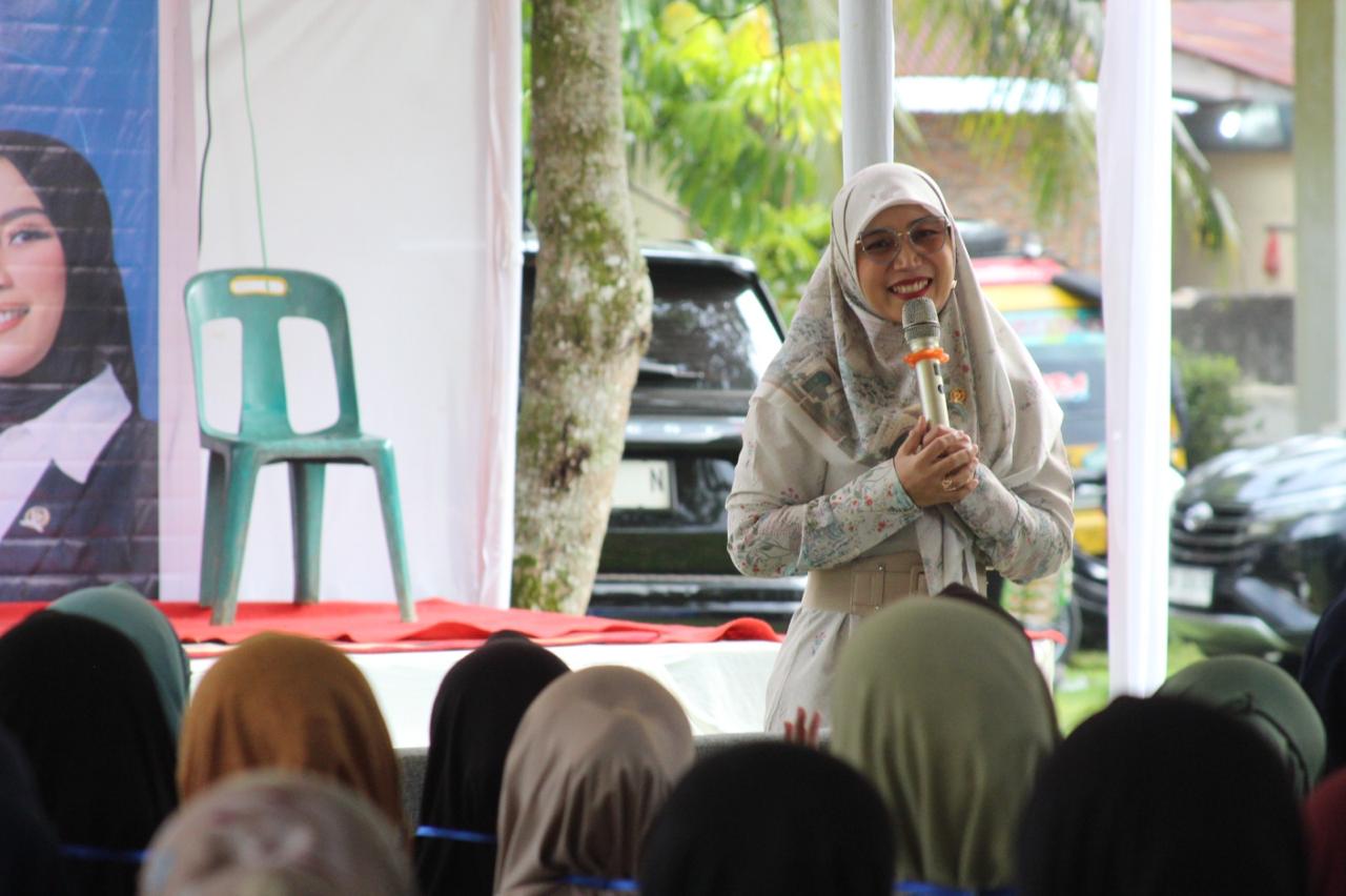 Anggota Komisi IX DPR RI Delia Pratiwi Sitepu ketika menggelar kolaborasi sosialisasi progam Makan Bergizi Gratis di Desa Tanjung Langkat, Salapian, Selasa (17/6/2025). (Dok Pribadi)