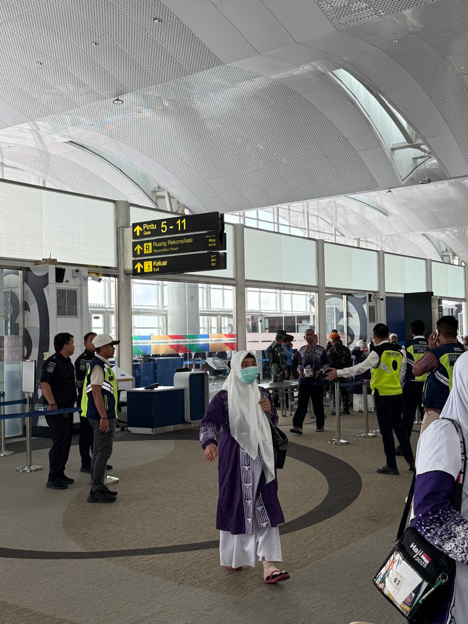 DATA: Petugas Imigrasi Medan saat mendata penumpang dan kru pesawat Saudi Airlines SV5688. (Dok: Imigrasi Medan)