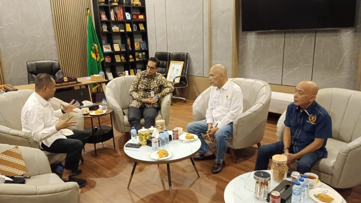 Wali Kota Medan Rico Waas saat menerima audiensi Ketua PWI Sumut H. Farianda Putra Sinik, SE di rumah dinas Wali Kota di Jalan Sudirman Medan, Kamis sore.